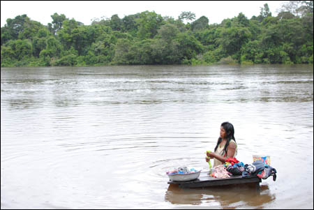 For xikrin-folket er elva selve livsåren. Fra elva får de vann, her bader de, fisker, vasker klær og navigerer. Belo Monte vil kutte vannveien deres til nærmeste by. Landsbyen har blitt lovet en bilvei, som ennå ikke har blitt bygget. Veier i regnskogen er forbundet med økende avskoging og flere inntrengere på urfolkenes områder, som ulovlige gullgravre og tømmermenn, foto: Marte Skaara 