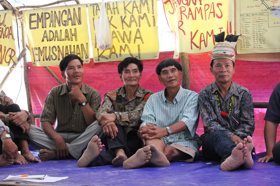 Penan samla på et møte på en av damblokkadene som lokalbefolkningene har satt opp, foto: Tora Systad Tyssen
