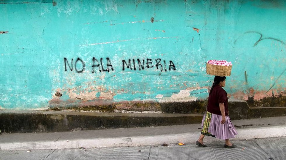 Gatebilde fra Guatemala. På veggen er ordne «Nei til gruvedriften» påmalt, foto: FIAN Norge