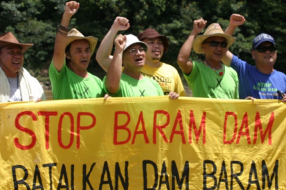 Urfolket i regnskogen i Sarawak, som er en provins av Malaysia, har protestert i årevis mot dambyggingene som vil legge store områder under vann, foto: SAVE Rivers
