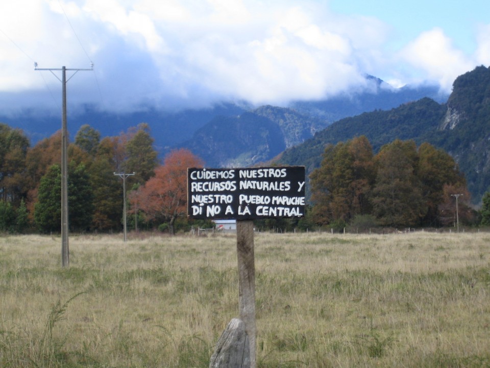 "Vi må beskytte våre naturressursar og mapuche-folket. Sei nei til demningar" står det på dette skiltet i Coñaripe kor Statkraft tidlegare var involvert gjennom SN Power. Statkraft har no seld seg heilt ut av dette prosjektet. 
