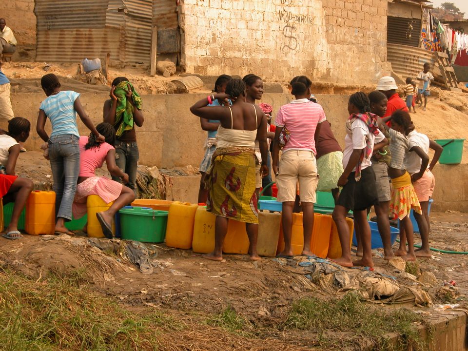 Kvinner venter på vann, Angola_IRIN