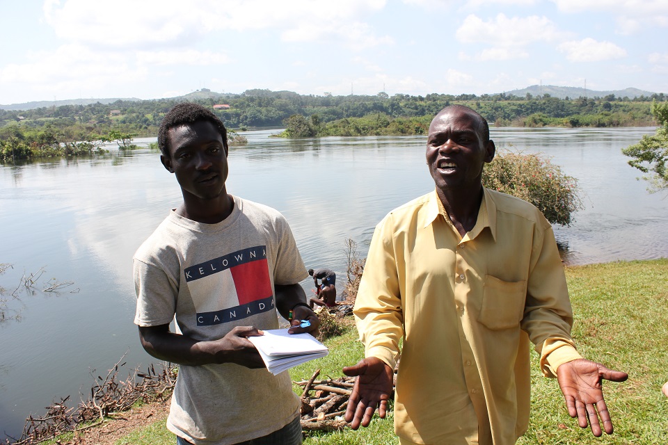 Mewu (25) og Hassan (35) livnærte seg som raftinginstruktører før elva ble til innsjø. Tidligere kunne de tjene mellom 50 000 (120 kr) og 70 000 (168 kr) om dagen. Nå tjener de mellom 30 000 (72 kr) og 50 000 omtrent tre dager i uka. Istedenfor rafting tar de med seg de få turistene som dukker opp på båttur på den nye dammen. De er ikke blitt kompensert for inntektstap. Foto: Anette Tjomsland. 