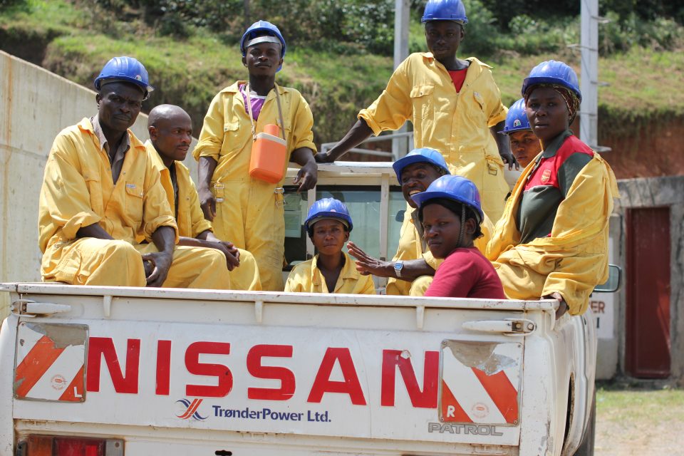 Arbeidere ved vannkraftverket i Uganda. Foto: Fivas